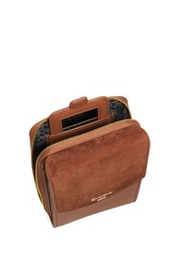 Bruine leren en suède tas met gouden rits, voorzien van een doorzichtig ID-venster en een gestructureerde binnenzijde. Compact rechthoekig formaat.