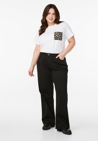 Zizzi MIT BRUSTTASCHE - Marškinėliai su spaudiniu - leo pocket