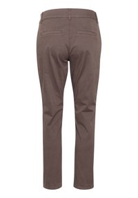 Brązowe bawełniane spodnie o dopasowanym kroju, z dwoma tylnymi kieszeniami, gładką fakturą i wykończeniem u dołu na długość sięgającą kostki.