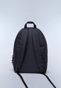 Mochila azul marino con forma redondeada, tejido texturizado, correas ajustables y acolchadas, y un asa en la parte superior para facilitar su transporte.