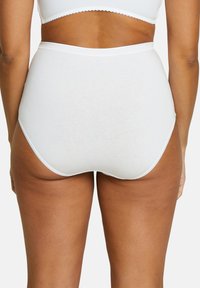 Culotte taille haute blanche en coton doux, avec une texture lisse et une ceinture élastique, dotée d'un design sans coutures à l'arrière.