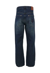 Mørkeblå denimbukser med en avslappet passform, med to baklommer og et brunt lærpatch på midjen. Stylert med lette slitasjer.