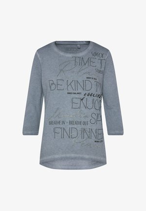 Grijze langemouw t-shirt met een ronde hals, gebogen onderkant en tekstontwerpen in zwart en zilveren versieringen. Gemaakt van zachte stof.