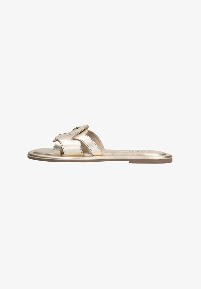 Gouden metallic slide sandaal met een crossstrap ontwerp, platte zool en minimalistische details. Glad oppervlak met een glanzende afwerking.
