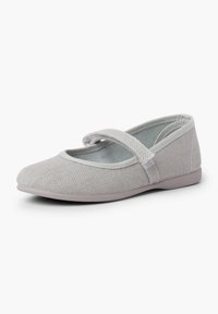 Bailarinas de textil gris claro con acabado texturizado, puntera redondeada y correa ajustable en el empeine. Suela de goma flexible.