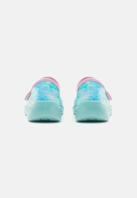 Kolorowe klapki slip-on z wzorem tie-dye w odcieniach aqua, różu i lawendy, z teksturowanym wierzchem i tylnym paskiem zapewniającym stabilne dopasowanie.
