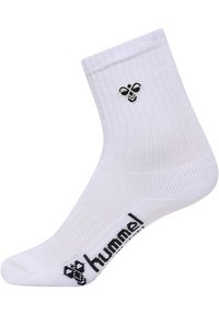 Vita bomullsblandning ankelsocka med ribbad textur, svart logotyp på sidan och en liten svart logotyp på muddarna.