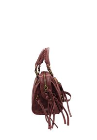 Sac à main en cuir rouge avec une finition texturée, doté de poignées tressées, de deux compartiments zippés et de longs pompons pour les détails.