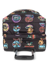 Der schwarze Koffer mit Rollen verfügt über lebendige, mehrfarbige Cartoon-Patches und Logos, einen Reißverschluss und einen ausziehbaren Griff für einfachen Transport.