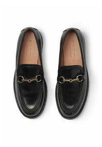 Schwarze Lederloafers mit abgerundeter Zehenform, ausgestattet mit einem goldenen Kettenakzent, texturiertem Stich und glatter Oberfläche.