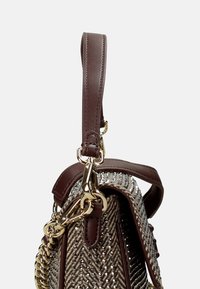 Borsa a mano in pelle marrone con un design intrecciato, accenti in argento e oro, tracolla a catena e una texture morbida. Presenta una maniglia robusta e una chiusura sicura.
