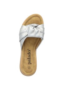 Zilveren leren slipper met een knoopdesign, gevoerde beige binnenzool, tan zool en een merklogo op de binnenzool.
