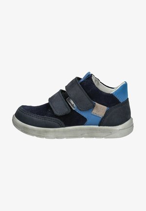 Marineblauwe sneakers met klittenbandsluitingen, gemaakt van suede en textiel, met een rubberen zool en contrasterende stiksels. Geschikt voor casual gebruik.