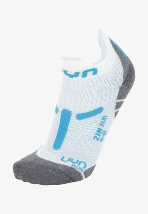 Weißes und graues Socke mit blauen Akzenten, die ein leicht komprimierendes Design, gerippte Textur und verstärkte Zehen- und Fersenbereiche aufweist.