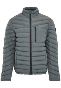 Grå dunjakke med høj krave, vandret quiltet design og lynlåslukning, der har en lille brystlomme og forstærkede sømme.