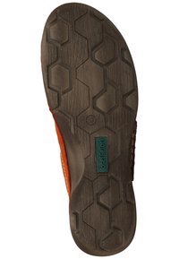 La suola della scarpa presenta un motivo a nido d'ape per una migliore aderenza, realizzata in materiale gommoso marrone con un'etichetta verde del marchio ben visibile, "Josef Seibel."