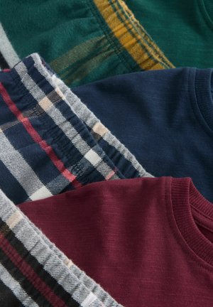 Warstwowe tkaniny w kolorach zielonym, granatowym i bordo. Zawierają wzory w kratę oraz gładkie tekstury. Mieszanka bawełny z różnorodnymi wzorami wzdłuż linii brzegu.