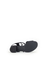 Sort sandal med en tekstureret sål, der har en lav blokhæl og flere stropper, der krydser over foden for støtte og design.