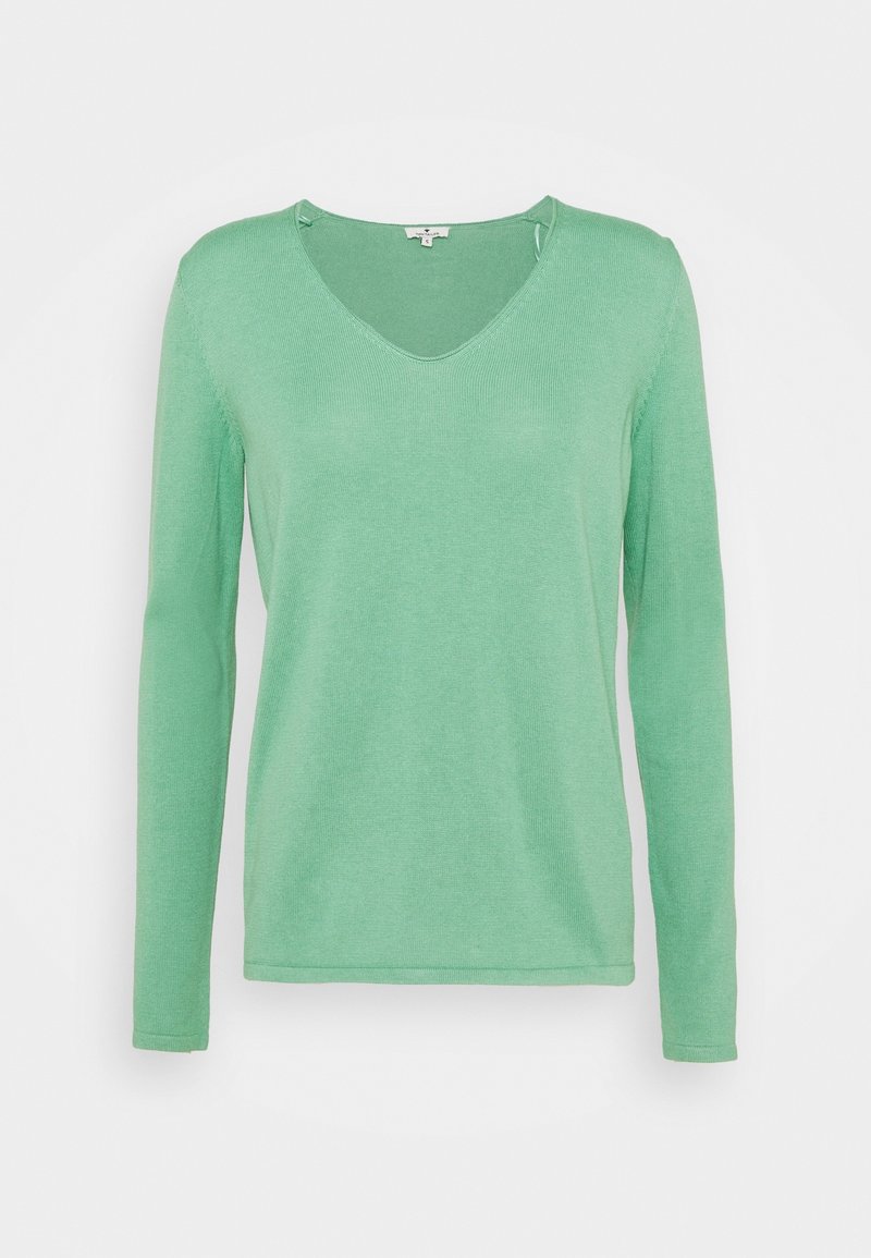 Lichtgroene longsleeve V-hals trui met een slim fit en fijne brei textuur, weergegeven tegen een witte achtergrond.