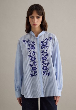 STRIPED WITH FLORAL DESIGN - Hemdbluse - white/blue