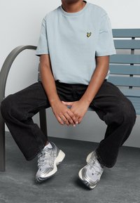 Lyle & Scott PLAIN - Jednoduché tričko - slate blue