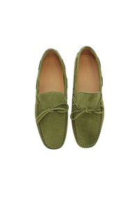 Gröna mokasiner i mocka med rund tå, snörning framtill och kontrasterande sömmar. Slät textur med minimalistisk design och mjukt foder.