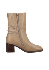 Bota de tobillo de cuero beige con punta redonda, cremallera lateral y detalle de fruncido en capas en el tobillo. Cuenta con un tacón de bloque y una textura suave.