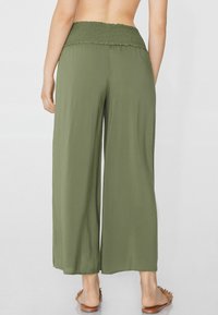 Tezenis GESMOKTE CROPPED - Kalhoty - grün w verde safari