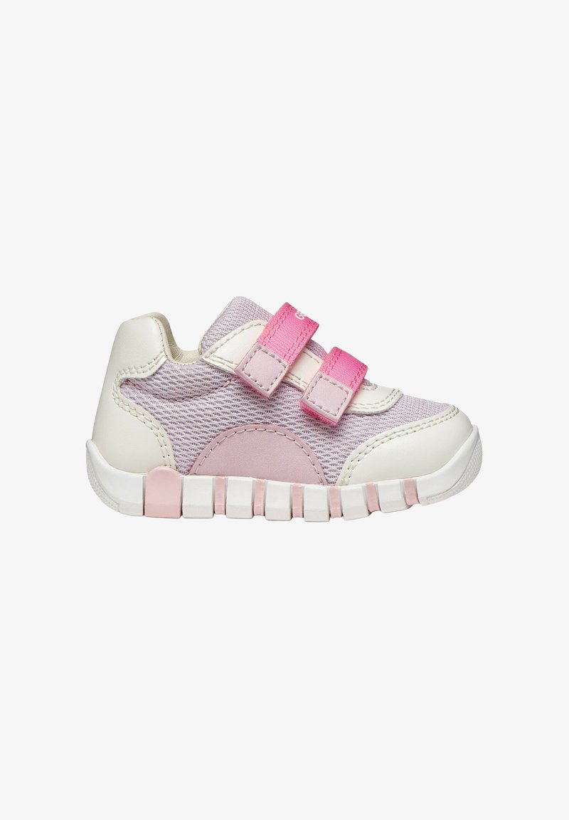 Baskets légères avec une tige en cuir blanc et mesh rose, dotées de deux brides roses ajustables et d'une semelle en caoutchouc texturée.