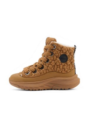 Brązowy sneaker z wysoką cholewką, grubą podeszwą, teksturowanym kwiatowym wzorem, grubymi sznurówkami i czarnym okrągłym logo z boku.