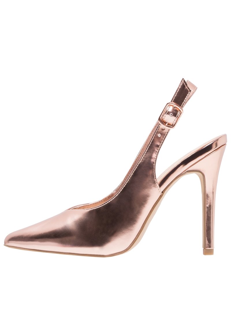 Escarpins slingback en rose doré métallique, bout pointu, finition brillante, talon fin et haut, sangle ajustable avec détail de boucle.