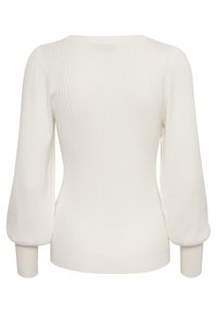Top en tricot blanc à côtes avec des manches longues et bouffantes, et une silhouette ajustée. Présente un col rond et une texture lisse et douce.
