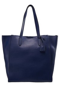 Laivastonsininen nahkainen olkalaukku, jossa on teksturoitu pinta, kaksi tasaista kahvaa ja pieni irrotettava tunniste. Yläsilta avonainen terävillä reunoilla.