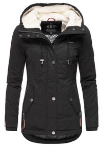 Zwarte jas met capuchon, gemaakt van zachte stof, met een pluche binnenvoering, voor-zippers en drukknoopsluiting. Inclusief zijzakken.