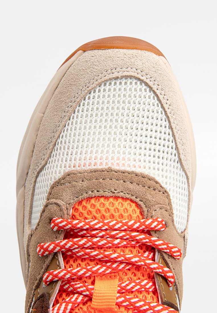 Lekki sneaker z cholewką z beżowego zamszu i siateczki, pomarańczowymi akcentami i paskowanymi sznurówkami. Teksturowana powierzchnia z zaokrąglonym czubkiem.