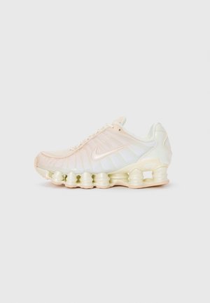 Nike-Schuhe mit einem durchsichtigen Obermaterial in sanften Pastelltönen, strukturierten Einsätzen und einer auffälligen gepolsterten Sohle aus stapelbaren Segmenten.