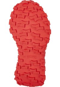 Semelle en caoutchouc rouge avec un motif de semelle texturé comportant des éléments ondulés surélevés. Estampillée "28 CAMPER" pour l'identification de la taille.
