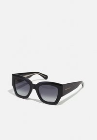Ochelari de soare supradimensionați, de culoare neagră, cu o ramă geometrică, lentile degradate și o culoare contrastantă pe brațul interior. Logo vizibil pe lateral.