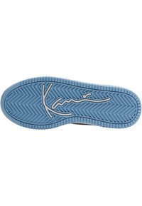 Blauwe sneakerzool met een visgraatpatroon, een gestileerde witte handtekening en gematteerd rubber voor grip.