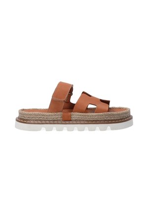 Sandal i tan læder med to brede stropper, en espadrille-inspireret jute mellemsål og en hvid, tekstureret gummisål med et bølget mønster.