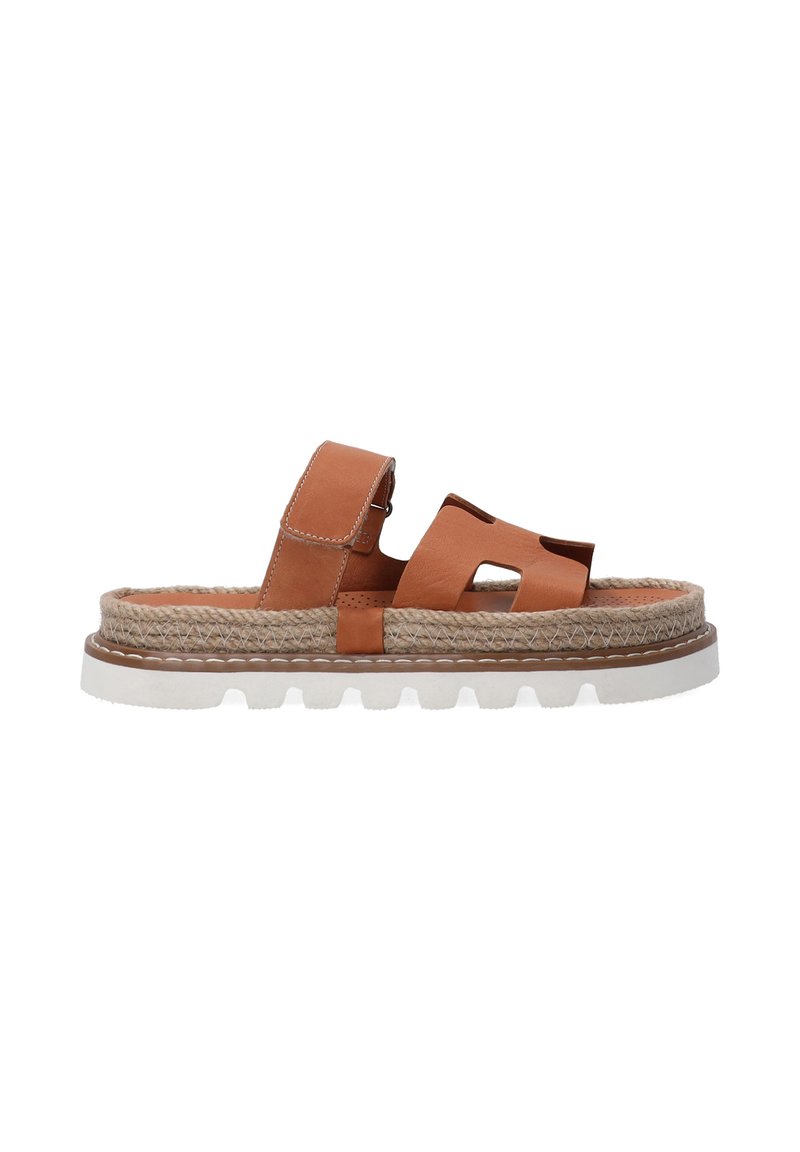 Sandal i tan læder med to brede stropper, en espadrille-inspireret jute mellemsål og en hvid, tekstureret gummisål med et bølget mønster.