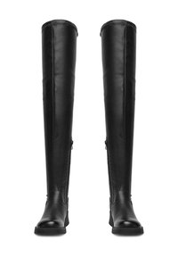 O pereche de cizme negre din piele înalte, cu fermoare laterale și toc mic, stând drept pe un fundal alb.