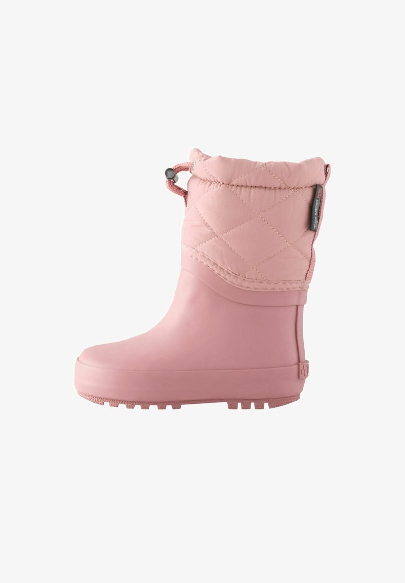Botte d'hiver rose imperméable avec dessus en tissu matelassé, fermeture par cordon et semelle texturée pour l'adhérence, vue de côté.