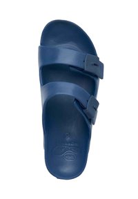 Blå sandal med två remmar som har en strukturerad yta, säkra spännen och en präglad logotyp på fotbädden. Lätt och enkel design.