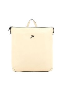 Zaino in pelle color crema con forma strutturata, cerniera nera e manico superiore. Presenta un logo minimale sulla parte frontale.