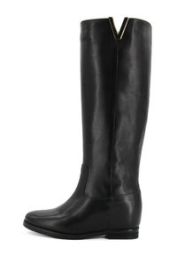 Stivale in pelle nera al ginocchio con tacco piatto, punta arrotondata e un accento metallico a forma di V nella parte superiore. Texture liscia e design semplice.