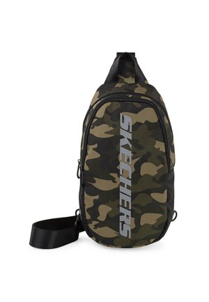 Bolso bandolera de camuflaje hecho de una tela duradera, con un audaz logo "SKECHERS" en plateado metálico, correa ajustable y compartimentos con cremallera.