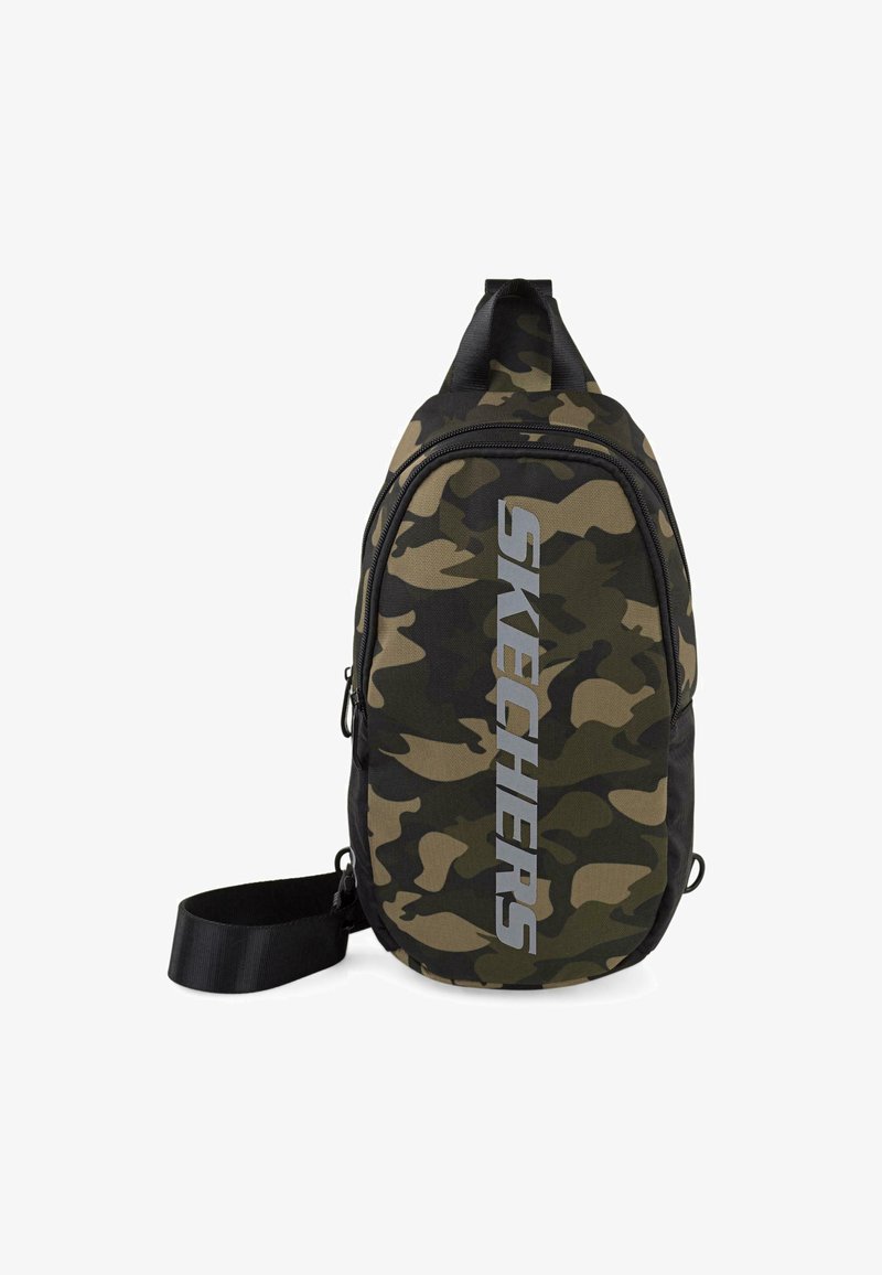 Bolso bandolera de camuflaje hecho de una tela duradera, con un audaz logo "SKECHERS" en plateado metálico, correa ajustable y compartimentos con cremallera.