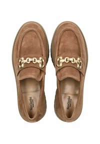 Mocassins en cuir suédé brun avec un profil bas, une chaîne en or accentuant le cou-de-pied et une doublure en cuir lisse. Semelle en caoutchouc antidérapant pour plus de traction.