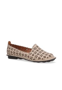 Béžové kožené slip-on baleríny s vyřezávaným květinovým vzorem, vlnitými okraji a černou gumovou podrážkou. Texturovaný povrch s hnědým interiérem.